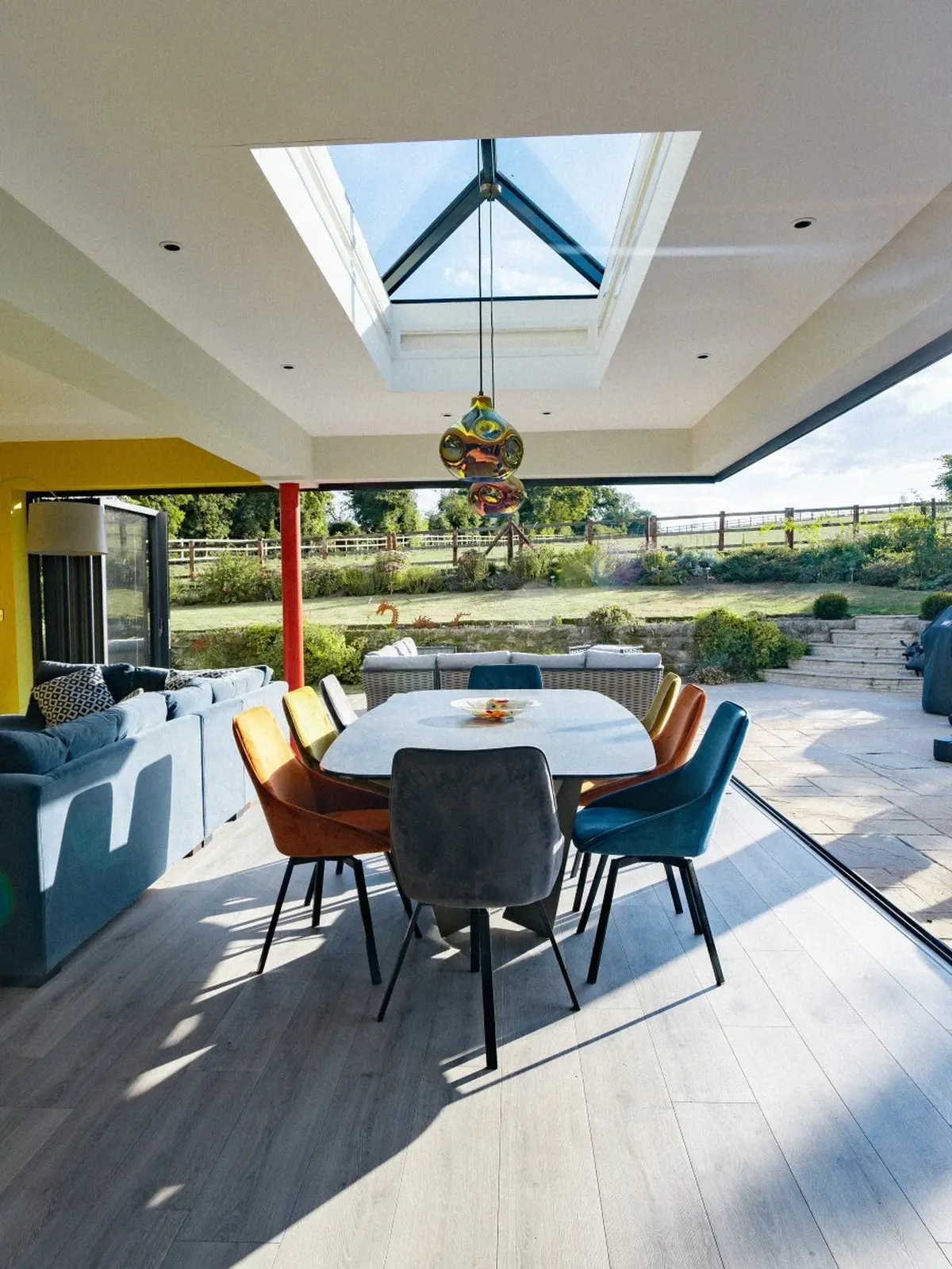 Cornerless bifold extension