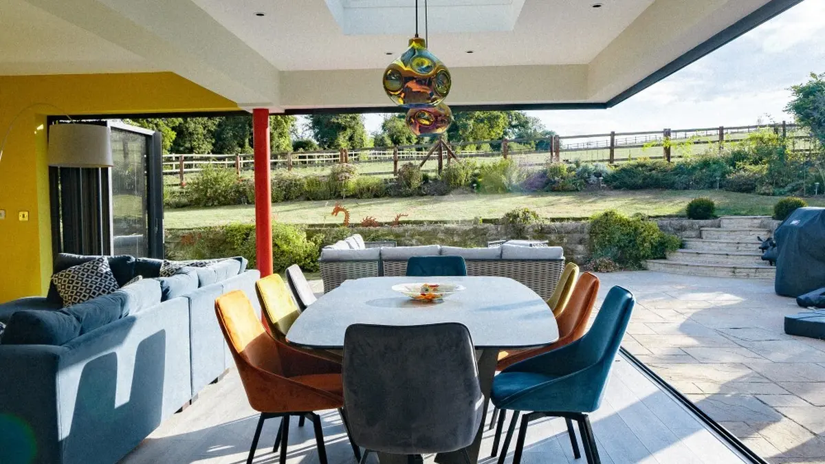 Cornerless bifold extension