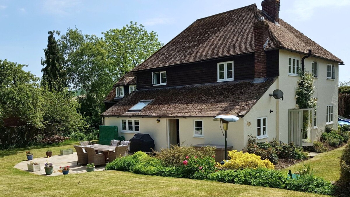 From a restrictive lean-to to a modern corner-less extension that maximises natural light and strengthens the connection to the garden.